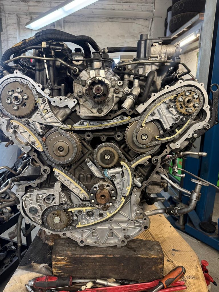Offener V-Motor mit Steuerketten und Kettenrädern in der Werkstatt Hamburg-Wandsbek