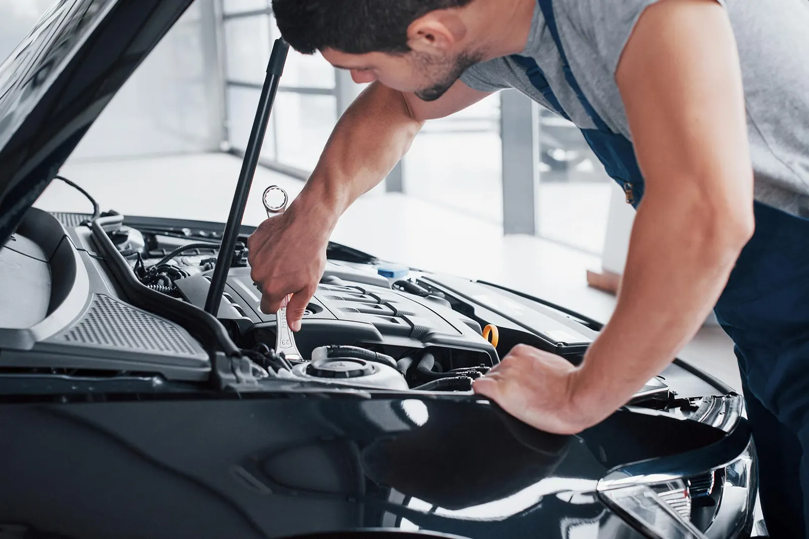 Kfz-Mechaniker bei der Arbeit in der Werkstatt
