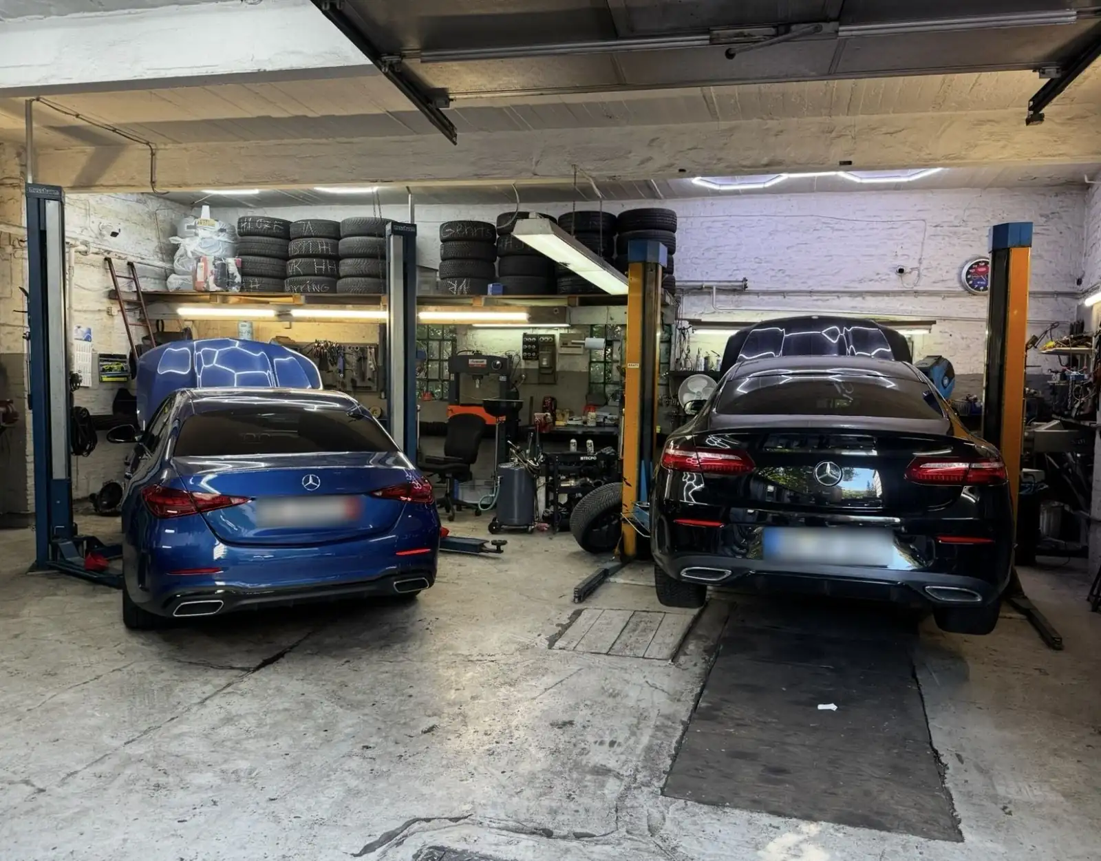Kfz-Werkstatt Hamburg Wandsbek: zwei Hebebühnen mit Mercedes in der Meisterwerkstatt