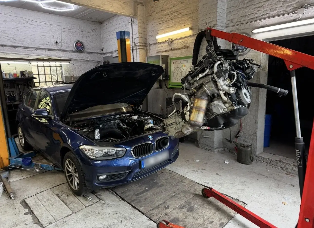 Motorwechsel an einem BMW 1er in der Werkstatt A&H Schwarz Autotechnik
