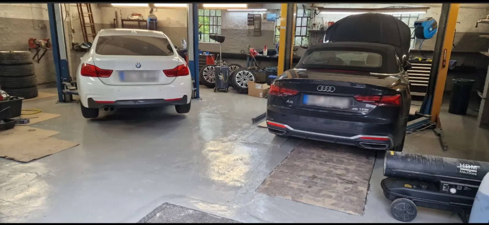 Werkstatthalle mit BMW und Audi auf den Hebebühnen, Hamburg-Wandsbek