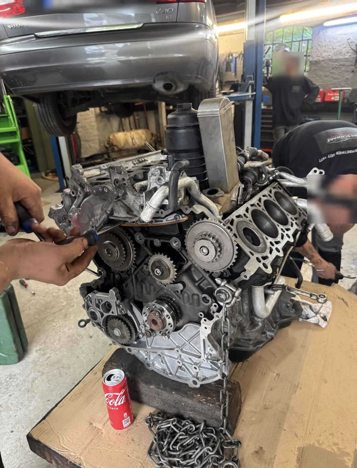 Zerlegter V8-Motor mit freiliegendem Steuertrieb und Zylinderbohrungen