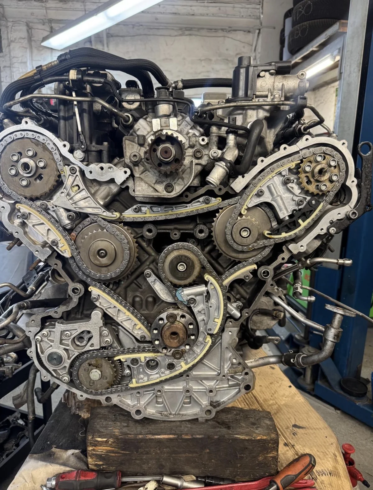 Ausgebauter V8-Motor mit freiliegendem Steuertrieb: mehrere Ketten, Kettenspanner und Gleitschienen